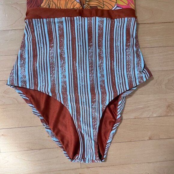 Maaji Rainbow Chromatic Floral Stripe Reversible One Piece Swimsuit S NWOT - Picture 6 of 13